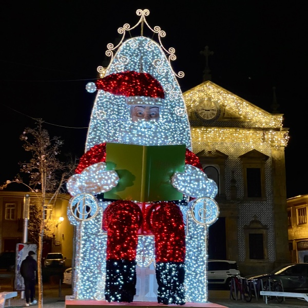 Figurativo do Pia Natal contador de histórias com cerca de 8 metros 